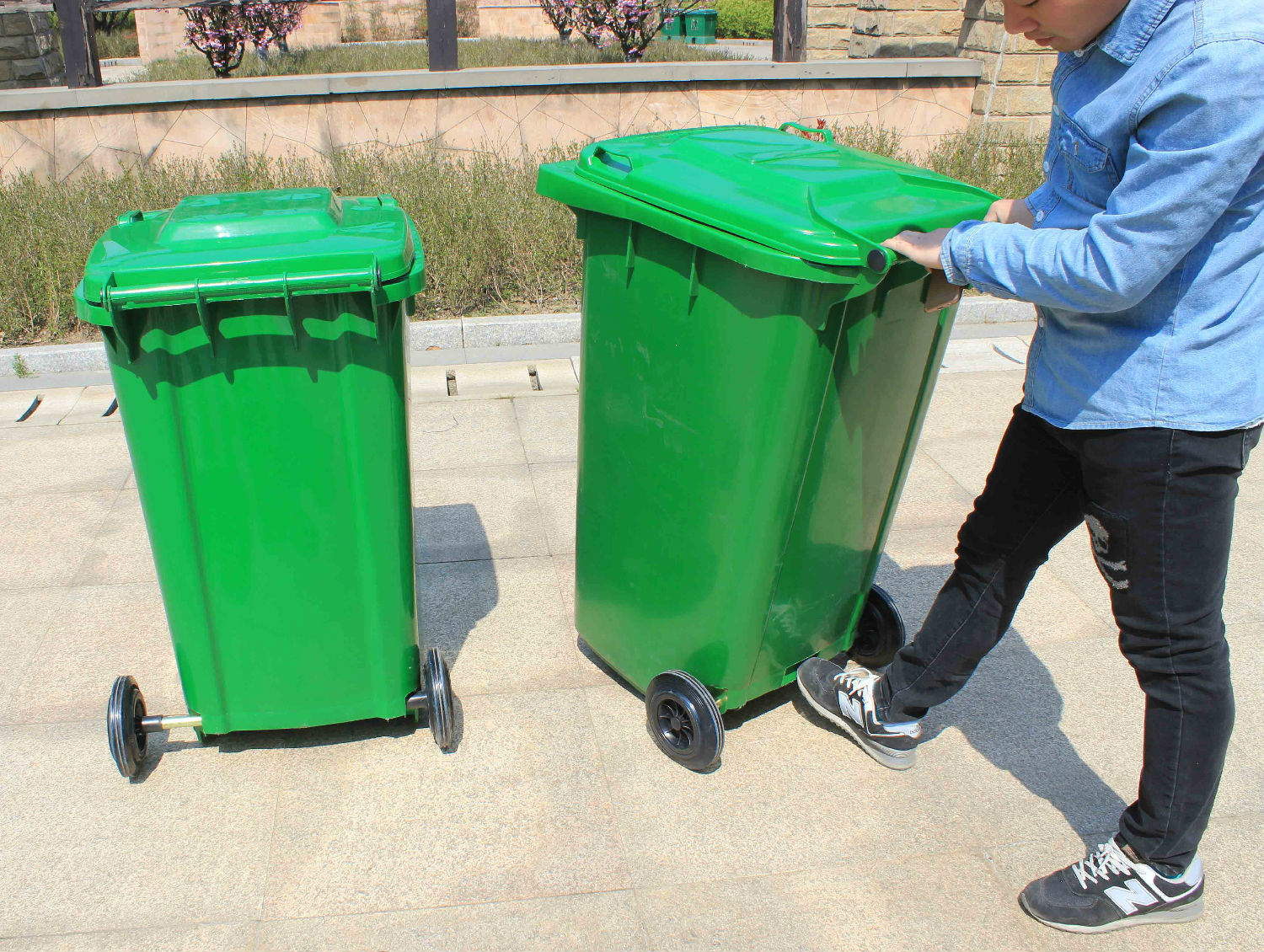 塑料環(huán)保垃圾桶使用現場圖.jpg